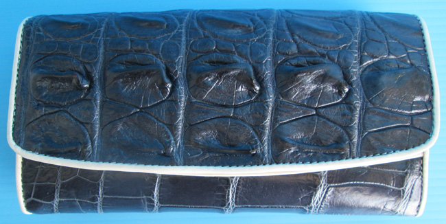 темно-синий женский кошелек из кожи крокодила с белой окантовкой