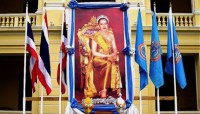баннер на улице с изображением тайской королевы Сирикит
