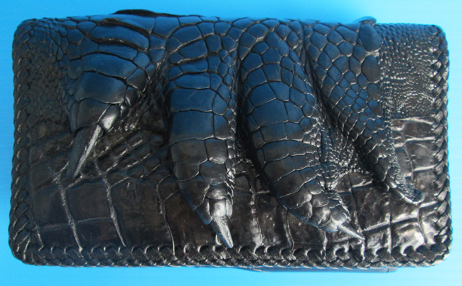 черный чехол для сотового с лапой крокодила, который можно повесить на ремень