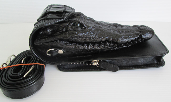 черная сувенирная сумочка из кожи коровы с головой крокодила с ремешком
