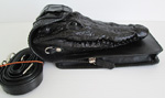 черная сувенирная сумочка из кожи коровы с головой крокодила и с ремешком