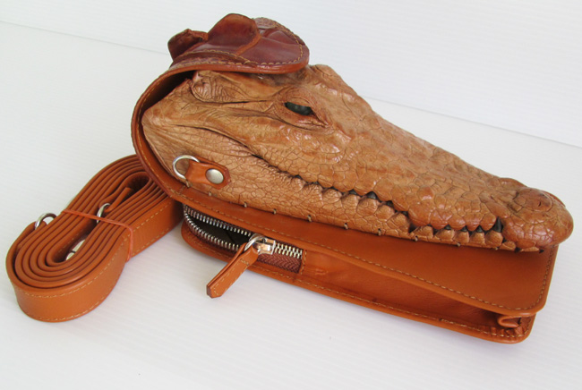 светло-коричневая сувенирная сумочка с головой крокодила