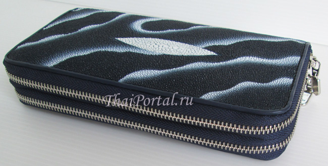 женский кошелек-клатч из кожи морского ската темно-синего цвета (с белыми разводами), с ремешком