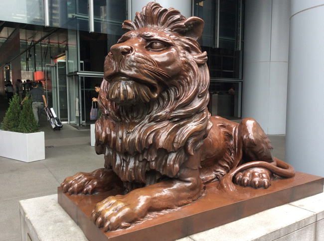 скульптура льва на входе в штаб-квартиру банка HSBC на острвое Гонконг