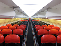 салон самолета AirAsia минималистичен, а это главная фишка, на которой зарабатывают азиатские лоукостеры