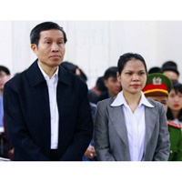 Вьетнамский популярный блогер Nguyễn Hữu Vinh, более известный в стране под прозвищем Anh Ba Sam, в суде вместе со своей помощницей Thi Minh Thuy на суде в Ханое