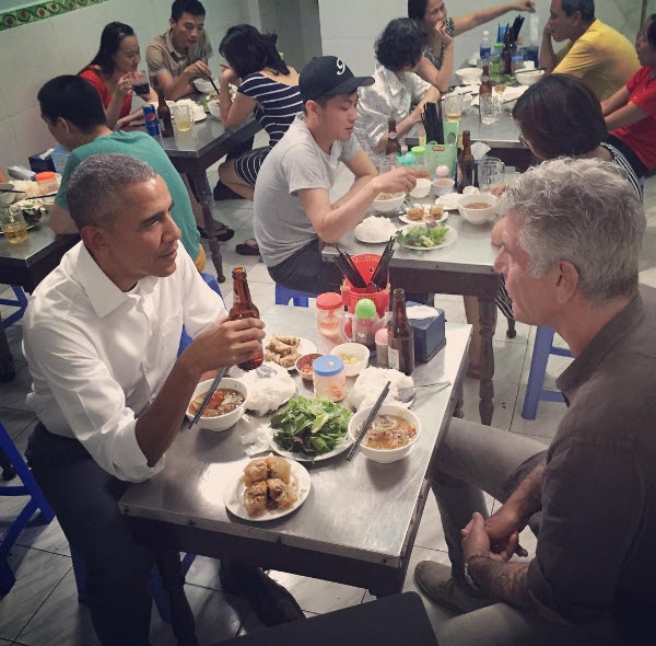 Обама пьет пиво и кушает лапшу в ресторане в Ханое вместе с шеф-поваром и телеведущим Энтони Майкл Бурденом, Вьетнам