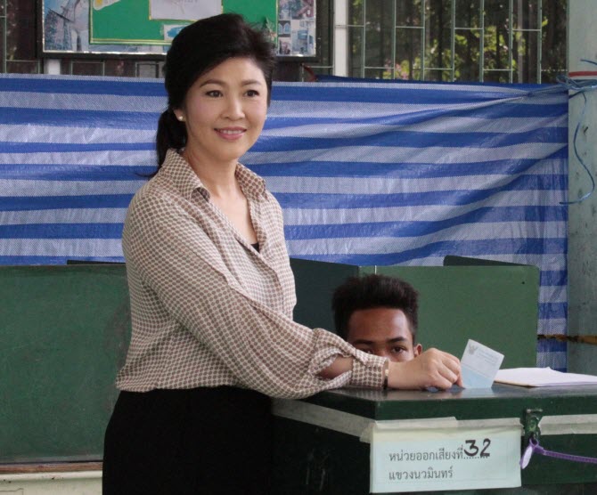 Йинглак Чинават голосует на референдуме по проекту новой конституции Таиланда
