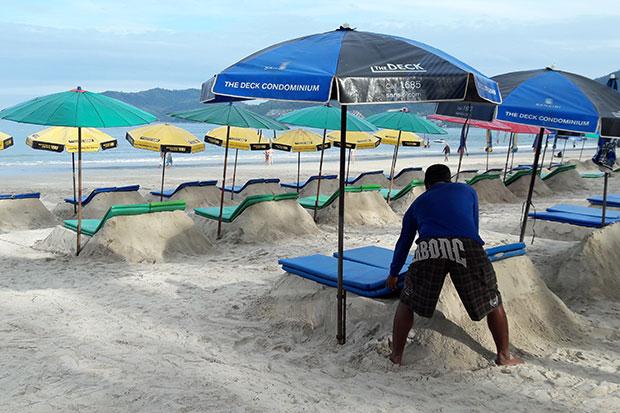лежаки на пляже Патонг на Пхукете: на насыпях из песка