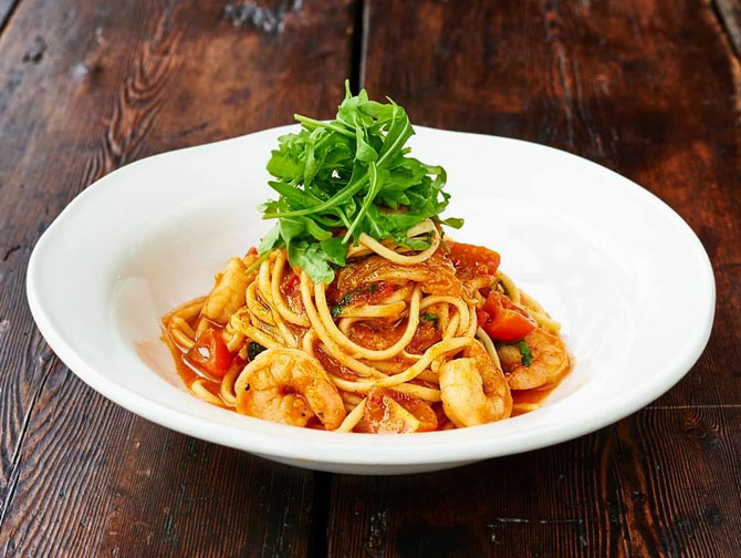 Традиционная итальянская паста с креветками. Блюдо придумал Джейми Оливер с расчетом на тайскую и прочую азиатскую публику, любящую полакомиться морепродуктами