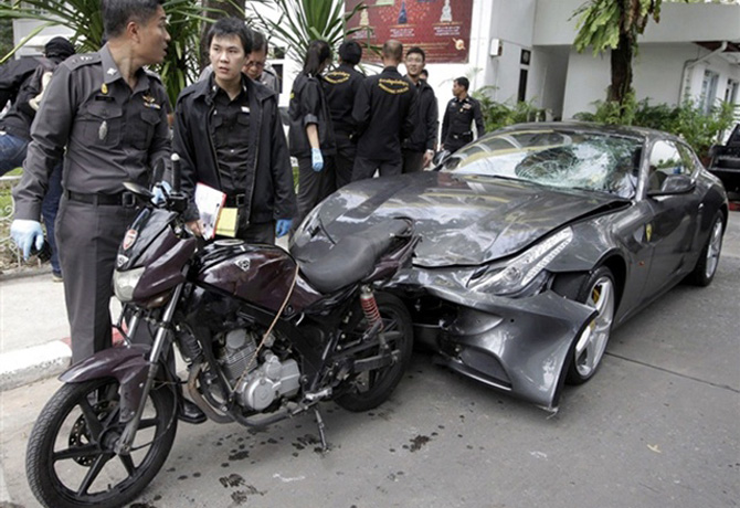 Разбитый Ferrari, которым Ворают Йювидья сбил тайского полицейского