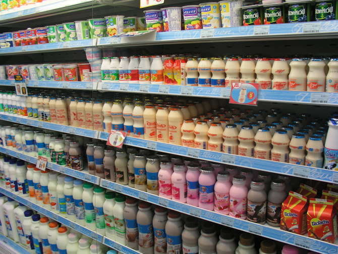 ассортимент тайских магазинов 7-Eleven: разнообразные йогурты, бутылочки с питьевым молоком и соками