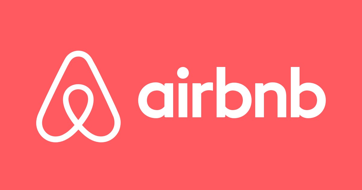 Лого Airbnb белыми буквами на розовом фоне