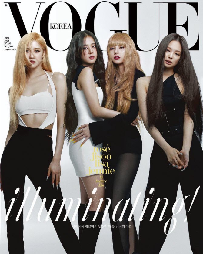 Лалиса и три других участницы (Джису, Розэ и Дженни) группы Blackpink на главной странице журнала Vogue Korea