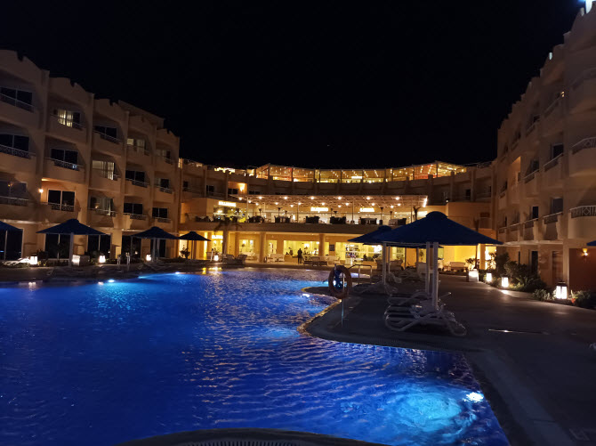 вид со стороны бассейна во внутреннем дворике отеля Albatros Beach Club Abu Soma