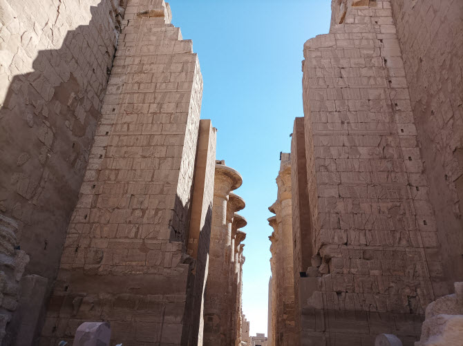 колонны и развалины Карнакского храма