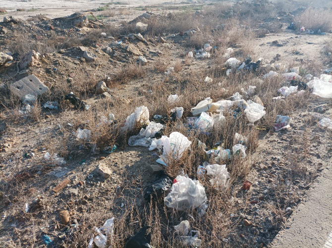 арабы разбрасывают мусор вокруг, словно им нравится жить на помойке