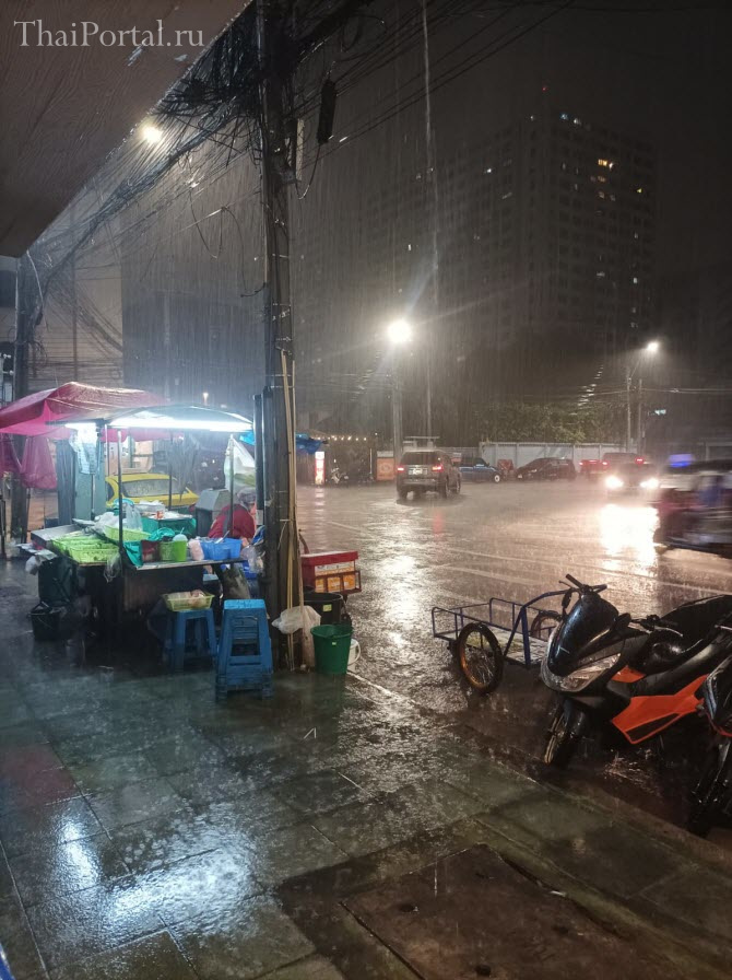 фото - ливень в Бангкоке - уличная фотография