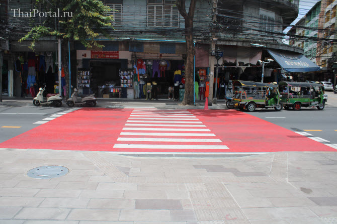 фото пешеходного перехода в Бангкоке, выкрашенного в красный цвет