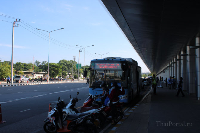 бесплатный шаттл-бас от нового ж/д вокзала Krung Thep Aphiwat Central Terminal до старого ж/д вокзала Хуа Лампонг
