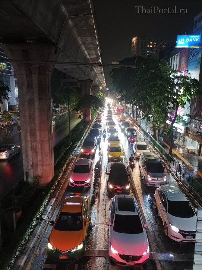 фото - автомобильная пробка вечером в час пик в Бангкоке, столице королевства Таиланд