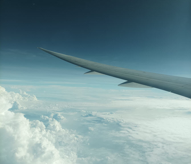 вид на облака из иллюминатора самолета Gulf Air во время полета