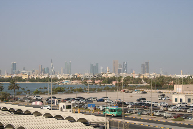 вид на небоскребы Манамы из международного аэропорта Бахрейн