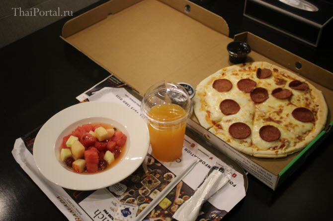 мой ночной перекус в бахрейнском отеле Рамада - пицца пеперони, апельсиновый сок и фруктовый салад