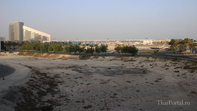 вид из окна отеля Рамада в Бахрейне ранним утром