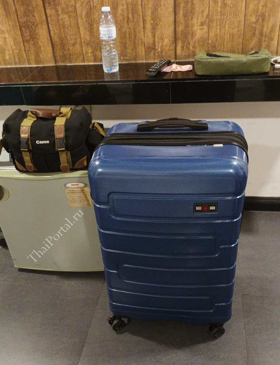 мой большой чемодан синего цвета в гостинице в Бангкоке перед отлетом из Таиланда обратно домой